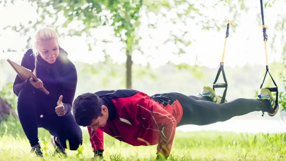 Treino funcional ao ar livre com acompanhamento