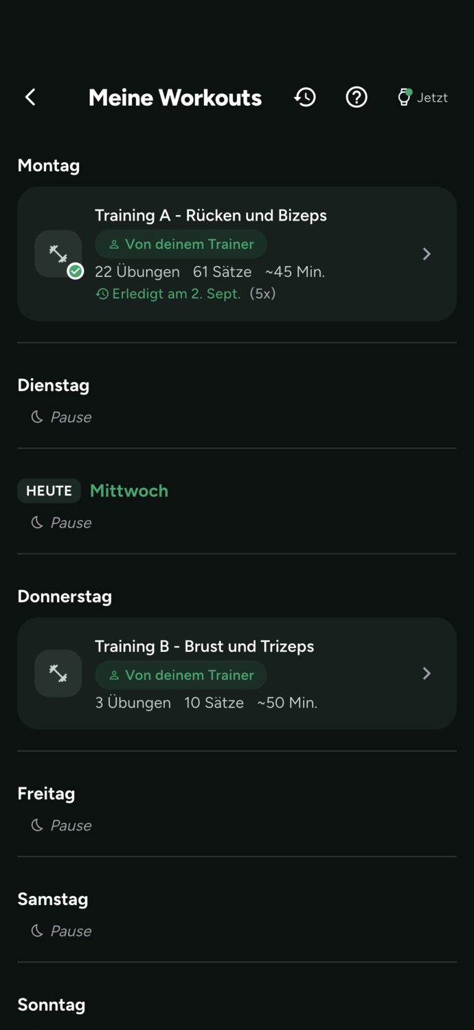 Bildschirm „Meine Trainings“ des Kunden: die Woche mit hervorgehobenem Training von heute, jeweils mit Anzahl der Übungen, Sätze und Dauer