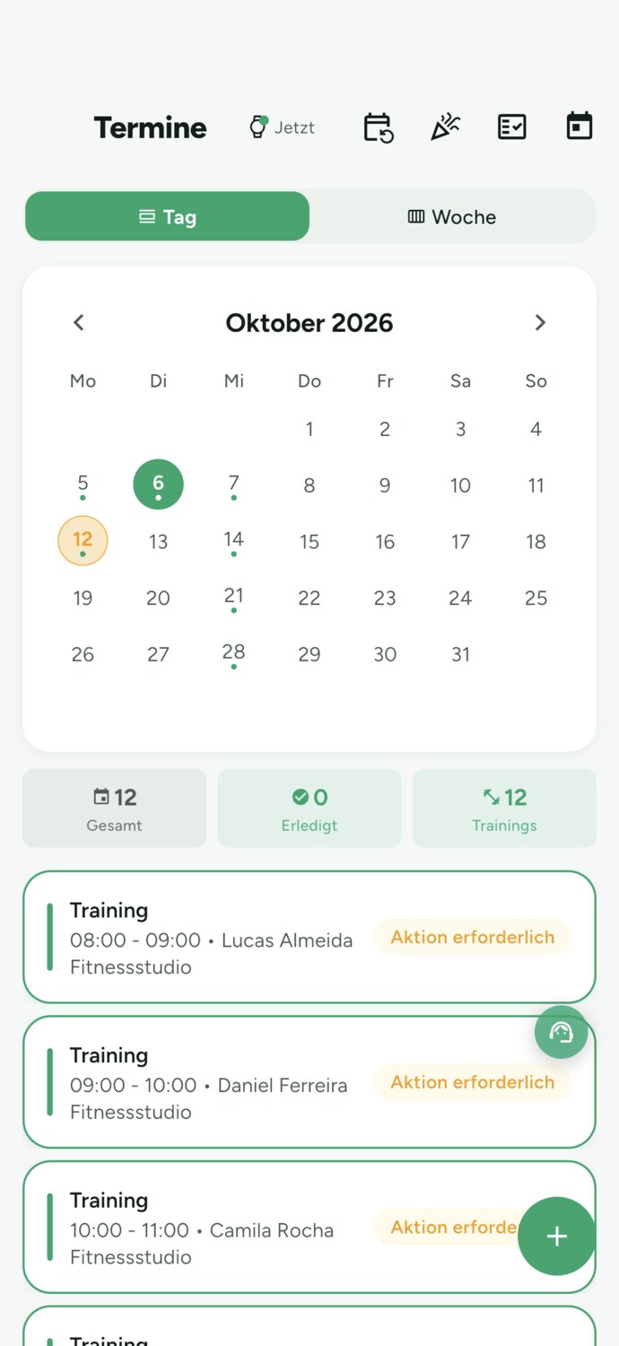 Kalender des Personal Trainers im Juli 2026 mit vier Terminen am Tag, mit einem Präsenztraining mit offener Aktion und zwei Trainings, die auf Bestätigung warten