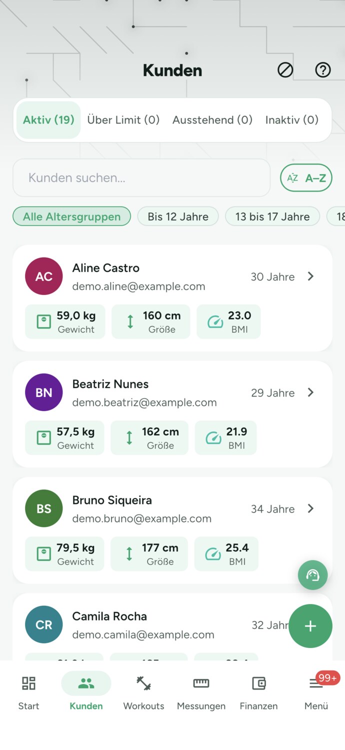 Kundenliste des Trainers in der App, mit dem Ziel jedes Kunden und den Tabs aktiv, überzählig, ausstehend und inaktiv