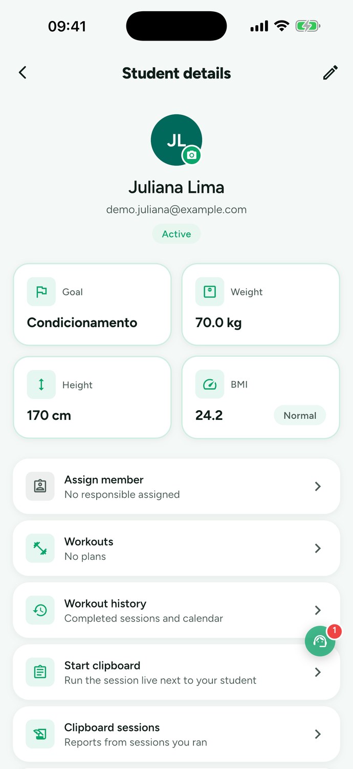Trainer's client list in the app, showing each client's goal and tabs for active, overdue, pending, and inactive