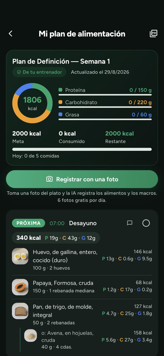 Plan alimenticio en la app del alumno, con la meta del día, lo consumido, lo restante y el botón Registrar por foto