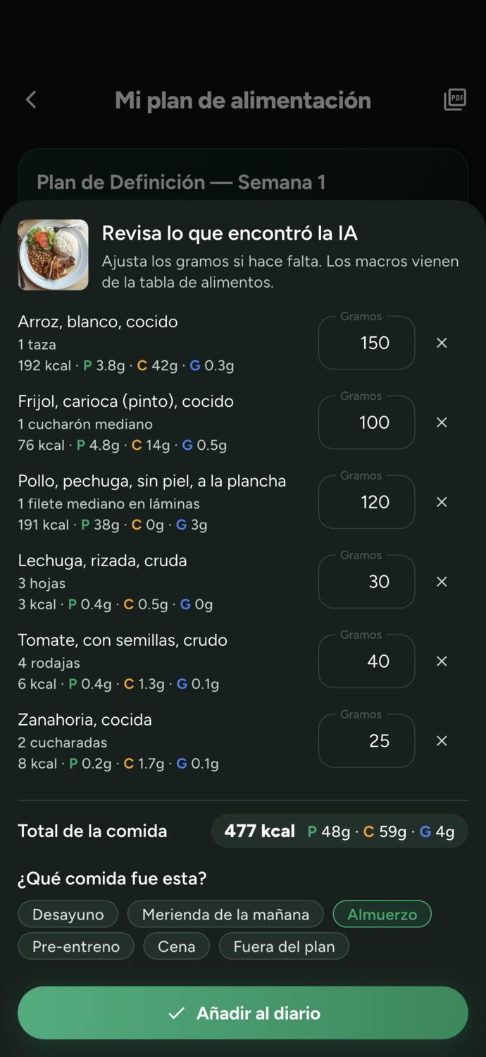 Revisión de una comida registrada por foto en Trainer Connect: arroz, frijoles, pechuga de pollo a la plancha, lechuga, tomate y zanahoria, con gramos y macros de la tabla TACO