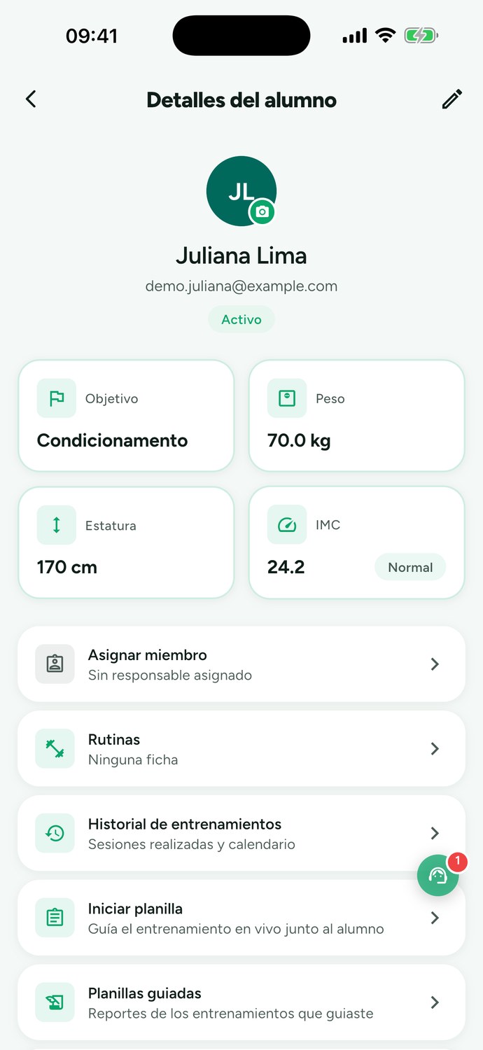 Lista de alumnos del entrenador en la app, con el objetivo de cada uno y las pestañas de activos, excedentes, pendientes e inactivos