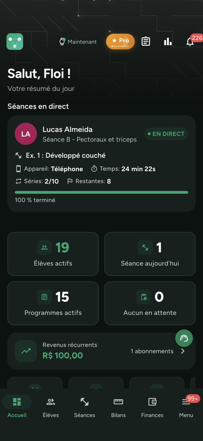 Tableau de bord du coach avec la carte Séances en direct : Lucas Almeida en Séance B - Pectoraux et Triceps, marquée en direct, 24 minutes d'entraînement, 2 séries sur 10 et 20 % terminé