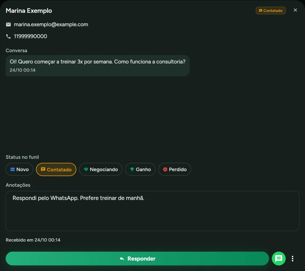 Conta de demonstração: ficha de um lead com a conversa, o status Contatado marcado, anotações e os botões Responder e WhatsApp