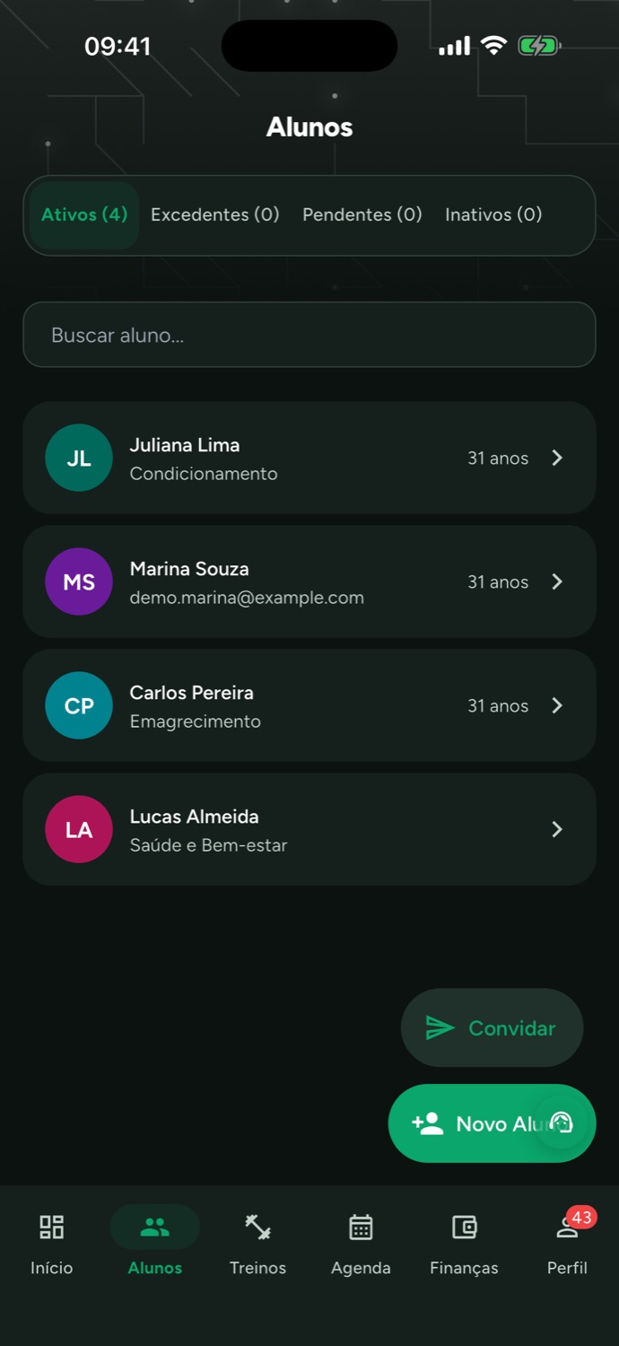 Lista de alumnos del entrenador en la app, con el objetivo de cada uno y las pestañas de activos, excedentes, pendientes e inactivos