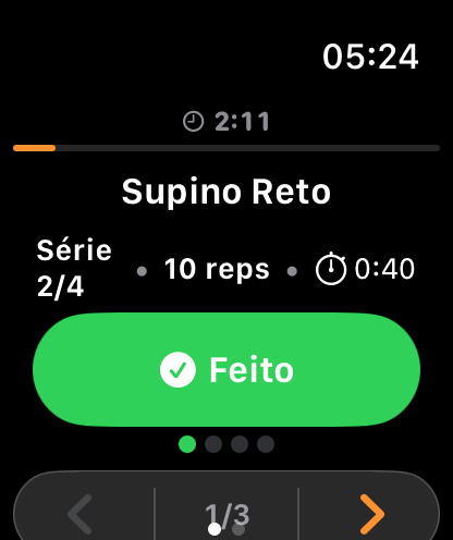 Apple Watch ejecutando el entrenamiento: Press de banca plano, serie 2 de 4, 10 repeticiones y el botón Hecho